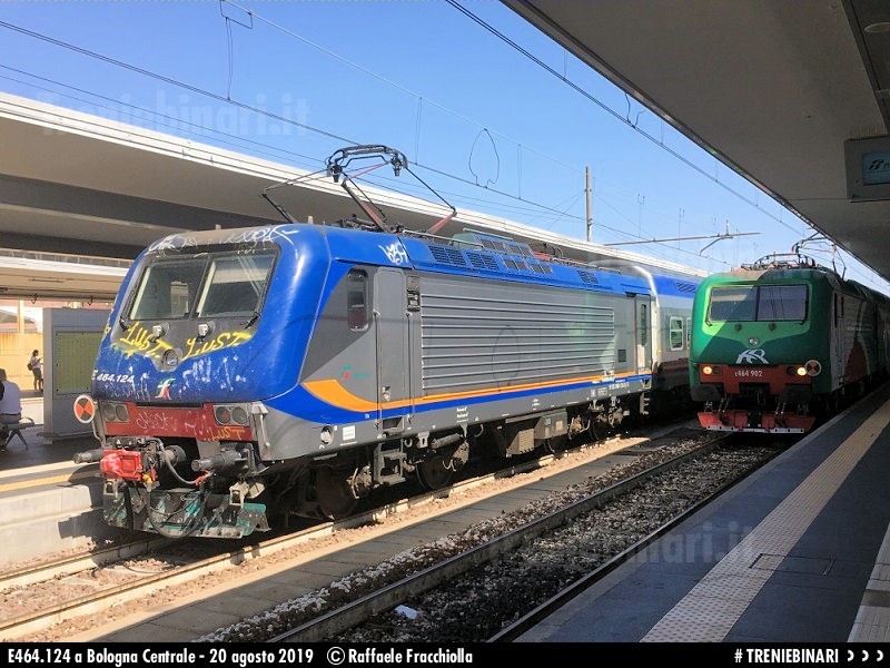 Locomotiva elettrica E 464.072 durante l'esposizione di rotabili a Milano San Rocco