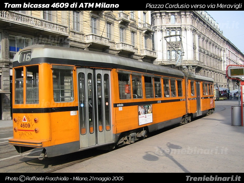 Tram articolato bicassa 4609 in piazza Cordusio