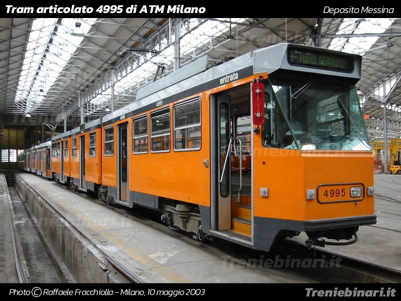 Tram Milano articolato a tre casse 4995 presso il deposito Messina
