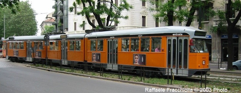 Tram Milano articolato a tre casse 4834 in piazzale Biancamano