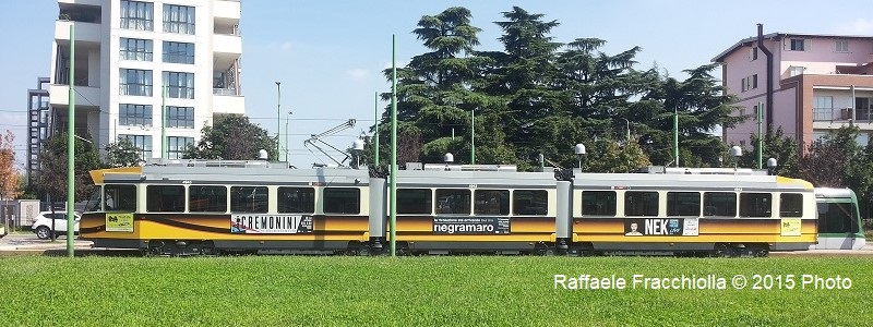 Tram Milano articolato a tre casse 4943 al capolinea Niguarda Parco Nord