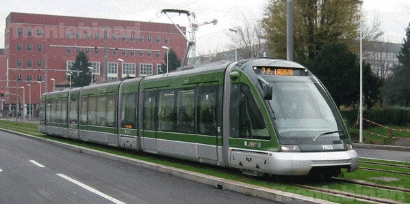 Tram articolato 7023 in via Emanueli il 7 dicembre 2002